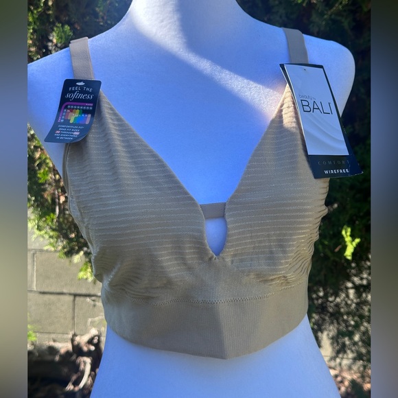 Bali Other - NWT Women’s Bali Comfort Flex Wirefree Nylon Spandex Bra Nude/Beige XL